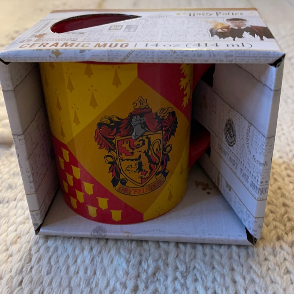 Harry Potter Gryffindor Mug. - Picture 4 of 6